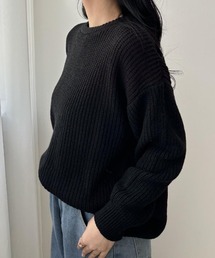 「立体感のある畔編みで、カラーニットが冬コーデの主役に」着回し力抜群なカラーニット