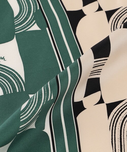 MACKINTOSH LONDON（マッキントッシュ ロンドン）の「【Precious12月号/婦人画報11月号掲載】タイルプリントスクエアスカーフ（ストール/ショール・レディース・グリーン・FREE）」の2枚目の写真