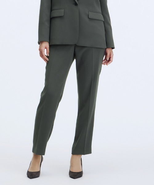 AOYAMA（アオヤマ）の「センタープレスでスタイリッシュに！バックサテンテーパードパンツ（スーツパンツ・レディース・モカ/チャコールグレー・11号/9号/13号/5号/17号/7号/15号）」の2枚目の写真