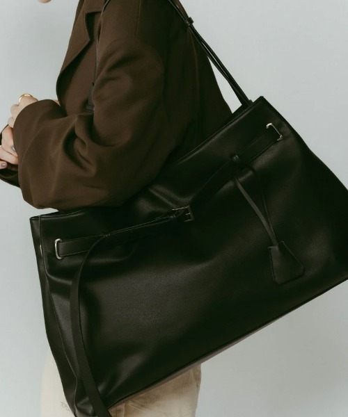 Knuth Marf（クヌースマーフ）の「Knuth Marf belted leather bigbag（ハンドバッグ・レディース・ブラック・FREE）」の14枚目の写真