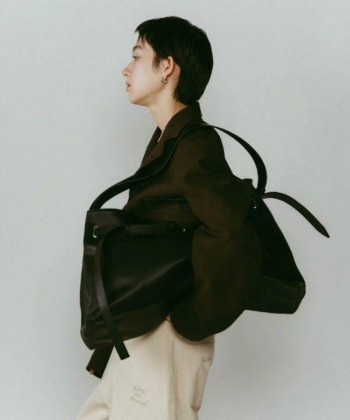 Knuth Marf（クヌースマーフ）の「Knuth Marf belted leather bigbag（ハンドバッグ・レディース・ブラック・FREE）」の13枚目の写真