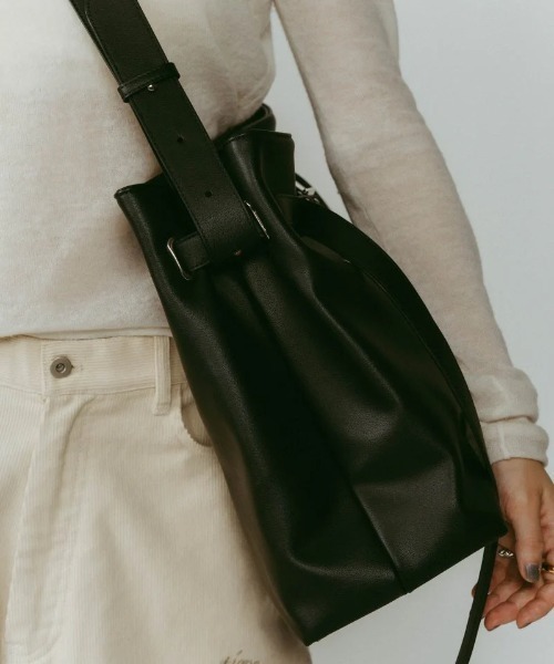 Knuth Marf（クヌースマーフ）の「Knuth Marf belted leather bigbag（ハンドバッグ・レディース・ブラック・FREE）」の7枚目の写真