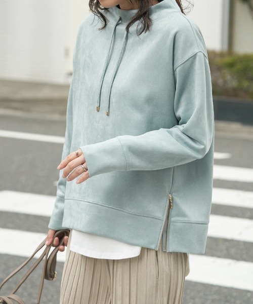 ikka（イッカ）の「【雑誌InRed12月号掲載】フェイクスエードスピンドルプルオーバー（スウェット・レディース・グリーン/コーラルピンク/ベージュ/チャコール/ブラウン系その他・M/L/S）」の4枚目の写真