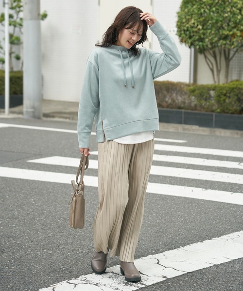 ikka（イッカ）の「【雑誌InRed12月号掲載】フェイクスエードスピンドルプルオーバー（スウェット・レディース・グリーン/コーラルピンク/ベージュ/チャコール/ブラウン系その他・M/L/S）」の8枚目の写真