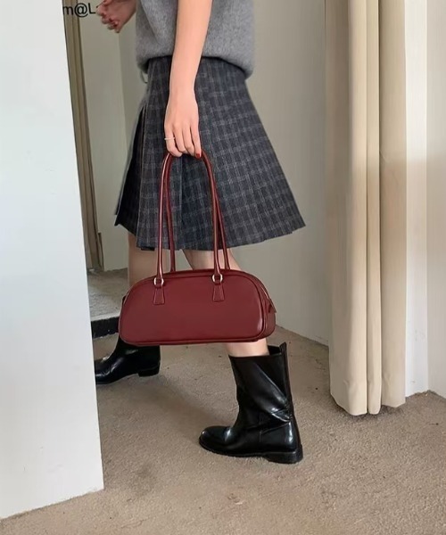mebole(メボレ)の「Classic Refined Shoulder Bag(ショルダーバッグ・レディース・レッド/ブラック・FREE)」の2枚目の写真