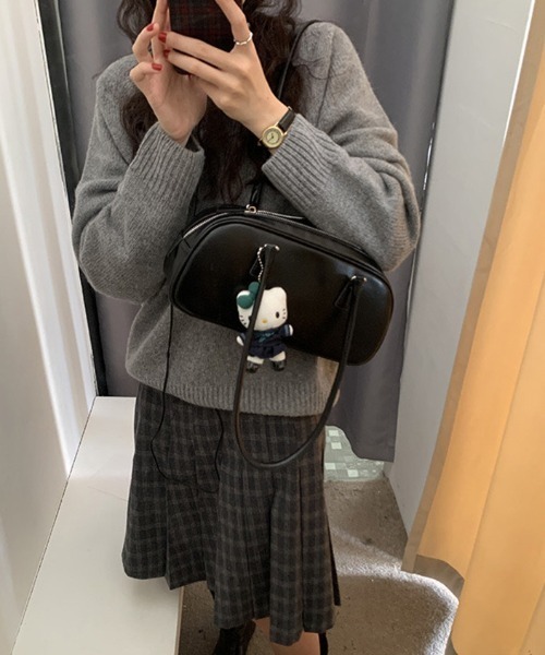 mebole(メボレ)の「Classic Refined Shoulder Bag(ショルダーバッグ・レディース・レッド/ブラック・FREE)」の4枚目の写真
