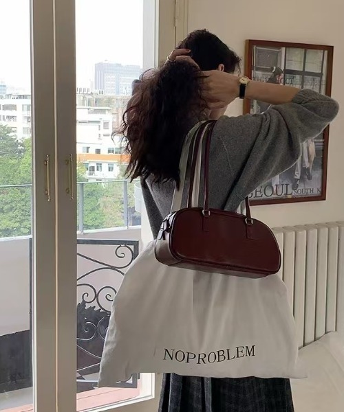 mebole(メボレ)の「Classic Refined Shoulder Bag(ショルダーバッグ・レディース・レッド/ブラック・FREE)」の22枚目の写真