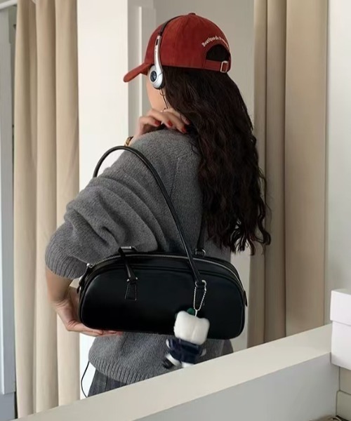 mebole(メボレ)の「Classic Refined Shoulder Bag(ショルダーバッグ・レディース・レッド/ブラック・FREE)」の7枚目の写真