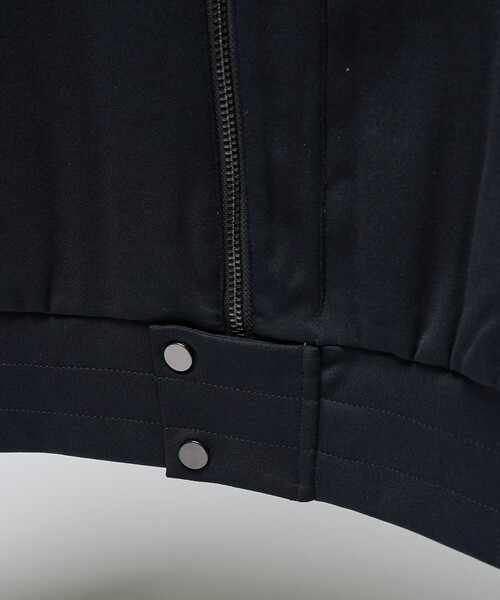 DESIGNWORKS（デザインワークス）の「【セットアップ対応】ストレッチナイロン アクティブライダース フーディー（ブルゾン・メンズ・チャコールグレー/ダークネイビー・48/50/46）」の4枚目の写真