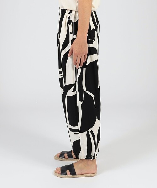 HAVERSACK(ハバーザック)の「HAVERSACK ATTIRE コットン総柄イージーパンツ(その他パンツ・メンズ・ブラック系その他・M)」の4枚目の写真