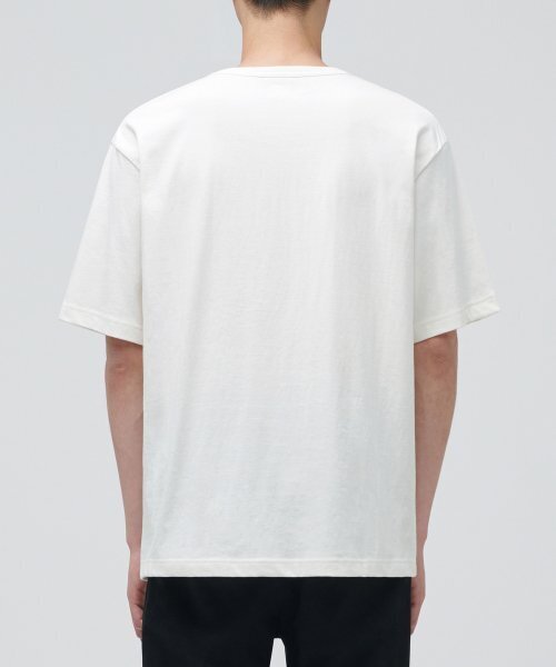 MUSINSA STANDARD（ムシンサスタンダード）の「リラックスフィットクルーネックポケットTシャツ[クリーム]（Tシャツ/カットソー・メンズ・その他・XXX-LARGE/SMALL/MEDIUM/LARGE/X-LARGE/XX-LARGE）」の2枚目の写真