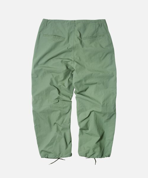 FRIZMWORKS(フリズムワークス)の「NYLON RIPSTOP PARACHUTE PANTS _ SAGE GREEN(スウェットパンツ・レディース・その他・MEDIUM/LARGE/X-LARGE)」の2枚目の写真