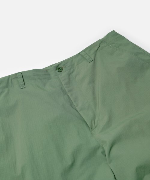 FRIZMWORKS(フリズムワークス)の「NYLON RIPSTOP PARACHUTE PANTS _ SAGE GREEN(スウェットパンツ・レディース・その他・MEDIUM/LARGE/X-LARGE)」の3枚目の写真