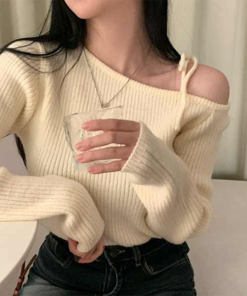 Ritzy(リッツィー)の「オフショルダー 長袖トップス(ニット/セーター・レディース・ブラック/レッド/ベージュ・FREE)」の5枚目の写真