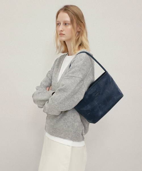 MUCU AND EBONY(ムクアンドエボニー)の「Near Flat Bag _ Deep Navy(ショルダーバッグ・レディース・その他・FREE)」の4枚目の写真