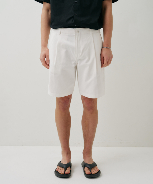 FIELDERS(フィールダーズ)の「BASIC STANDARD FIT ONE-TUCK SHORTS WHITE(その他パンツ・メンズ・その他・MEDIUM/LARGE)」の1枚目の写真
