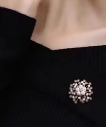 Mignonjour（ミニョンジュール）の「FReePLACe/フラワー パール ブローチ R0160（ブローチ/コサージュ）」