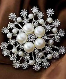 Mignonjour（ミニョンジュール）の「FReePLACe/フラワー パール ブローチ R0160（ブローチ/コサージュ）」