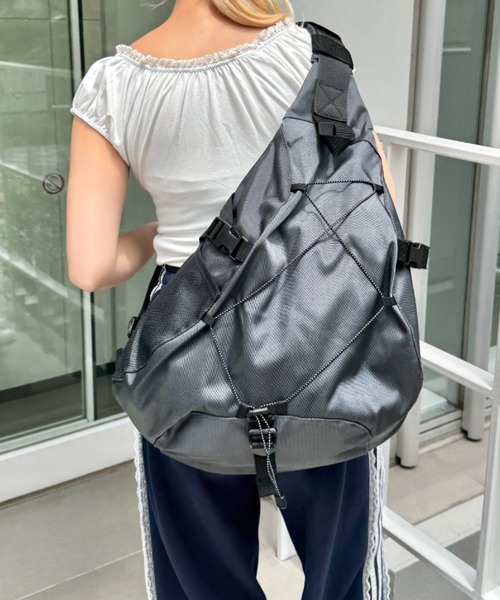 SOLLON.（ソルロン）の「ドローコードワンショルダーナイロンボディバッグ（ボディバッグ/ウエストポーチ・レディース・ブラウン/ネイビー/グレー/ブラック・FREE）」の2枚目の写真