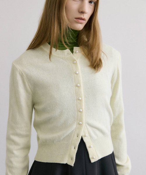 MAIS（マイス）の「PEARLY BUTTON WOOL CARDIGAN / BUTTER（カーディガン/ボレロ・レディース・ライトイエロー・FREE）」の4枚目の写真