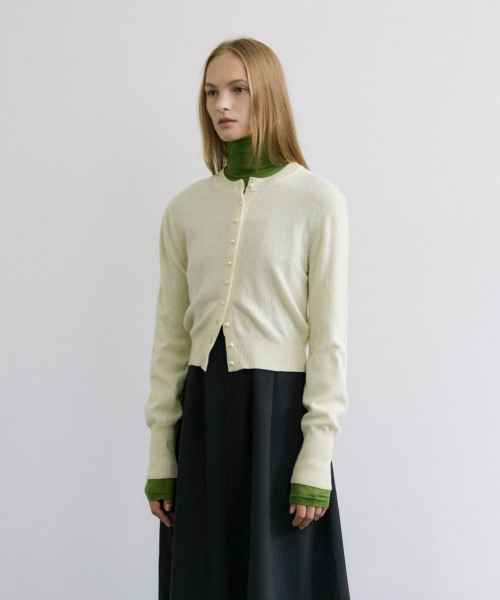MAIS（マイス）の「PEARLY BUTTON WOOL CARDIGAN / BUTTER（カーディガン/ボレロ・レディース・ライトイエロー・FREE）」の2枚目の写真