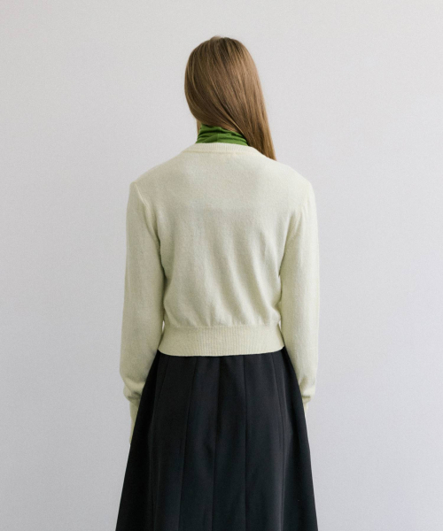 MAIS（マイス）の「PEARLY BUTTON WOOL CARDIGAN / BUTTER（カーディガン/ボレロ・レディース・ライトイエロー・FREE）」の3枚目の写真