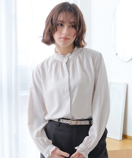 GLACIER lusso(グラシアルッソ)の「スタンドフリルブラウス(シャツ/ブラウス・レディース・アイボリー/グレイッシュベージュ/サックスブルー/ネイビー・L/LL/M/S)」の2枚目の写真