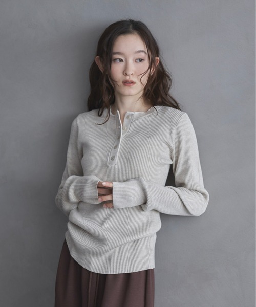 feepur(フェピュール)の「【ハンドウォッシャブル】バイカラーヘンリーニット(ニット/セーター・レディース・チャコールグレー/アイボリー・MEDIUM)」の2枚目の写真