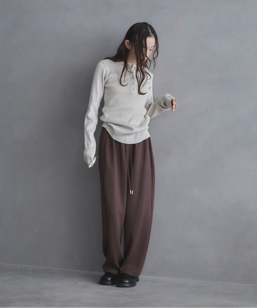 feepur(フェピュール)の「【ハンドウォッシャブル】バイカラーヘンリーニット(ニット/セーター・レディース・チャコールグレー/アイボリー・MEDIUM)」の7枚目の写真