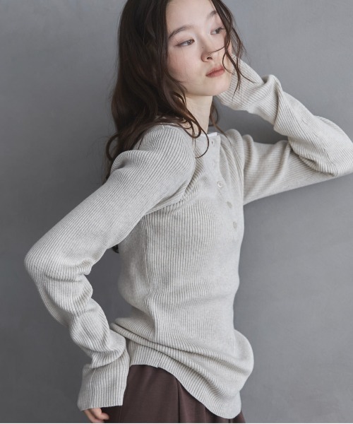 feepur(フェピュール)の「【ハンドウォッシャブル】バイカラーヘンリーニット(ニット/セーター・レディース・チャコールグレー/アイボリー・MEDIUM)」の11枚目の写真