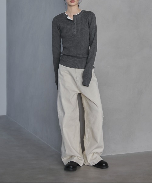 feepur(フェピュール)の「【ハンドウォッシャブル】バイカラーヘンリーニット(ニット/セーター・レディース・チャコールグレー/アイボリー・MEDIUM)」の14枚目の写真