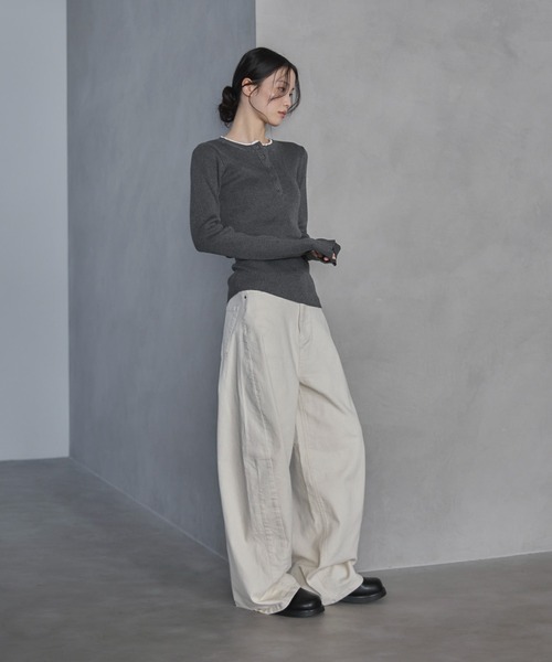 feepur(フェピュール)の「【ハンドウォッシャブル】バイカラーヘンリーニット(ニット/セーター・レディース・チャコールグレー/アイボリー・MEDIUM)」の19枚目の写真