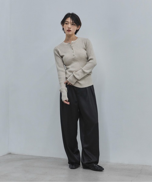 feepur（フェピュール）の「【ハンドウォッシャブル】バイカラーヘンリーニット（ニット/セーター・レディース・チャコールグレー/アイボリー・MEDIUM）」の6枚目の写真