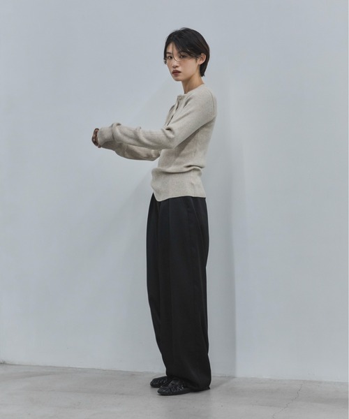 feepur（フェピュール）の「【ハンドウォッシャブル】バイカラーヘンリーニット（ニット/セーター・レディース・チャコールグレー/アイボリー・MEDIUM）」の4枚目の写真