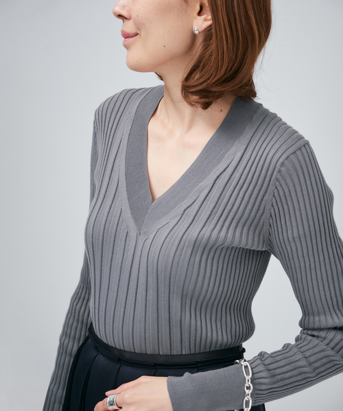 VERMEIL par iena（ヴェルメイユパーイエナ）の「イタリア糸 RIB Vネックプルオーバー（ニット/セーター・レディース・チャコールグレー/ピンク/ネイビー/アイボリー・FREE）」の15枚目の写真
