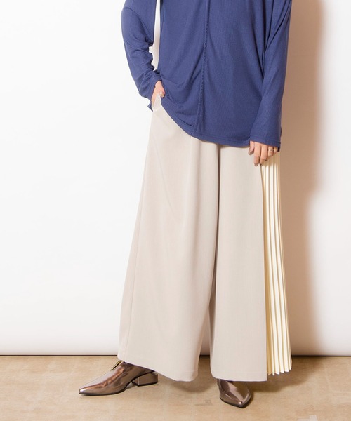 OSMOSIS(オズモーシス)の「アシンメトリープリーツパンツ(その他パンツ・レディース・ブラック/グレイッシュベージュ/ライトベージュ・ONE SIZE)」の2枚目の写真