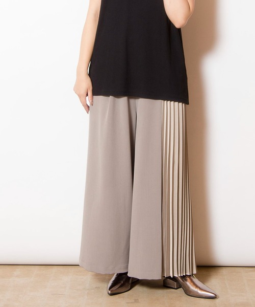OSMOSIS(オズモーシス)の「アシンメトリープリーツパンツ(その他パンツ・レディース・ブラック/グレイッシュベージュ/ライトベージュ・ONE SIZE)」の3枚目の写真