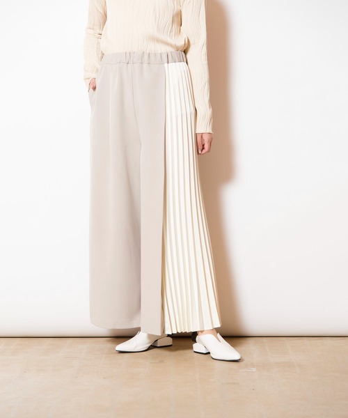 OSMOSIS(オズモーシス)の「アシンメトリープリーツパンツ(その他パンツ・レディース・ブラック/グレイッシュベージュ/ライトベージュ・ONE SIZE)」の13枚目の写真