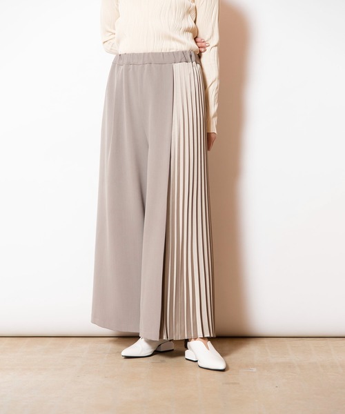 OSMOSIS(オズモーシス)の「アシンメトリープリーツパンツ(その他パンツ・レディース・ブラック/グレイッシュベージュ/ライトベージュ・ONE SIZE)」の14枚目の写真
