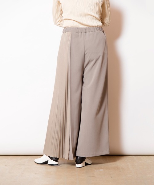 OSMOSIS(オズモーシス)の「アシンメトリープリーツパンツ(その他パンツ・レディース・ブラック/グレイッシュベージュ/ライトベージュ・ONE SIZE)」の17枚目の写真