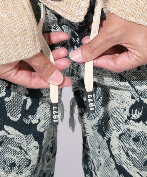 LUXSTYLE(ラグスタイル)の「ダメージ加工総柄ジャガードスリムイージーパンツ(スラックス・メンズ・ネイビー・L/M)」の9枚目の写真