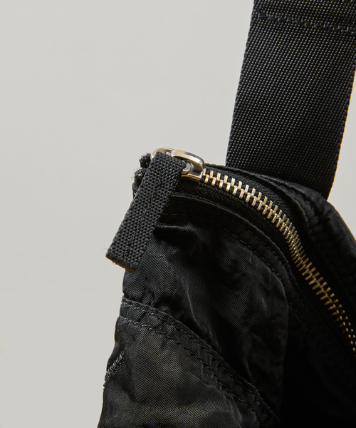 SLOW(スロウ)の「SLOW スロウ / dyed nylon-helmet shoulder bag- 製品染ナイロンショルダーバッグ 染色ナイロンヘルメットバッグ / 866S11S(ショルダーバッグ・メンズ・グレー/ブラック・FREE)」の4枚目の写真