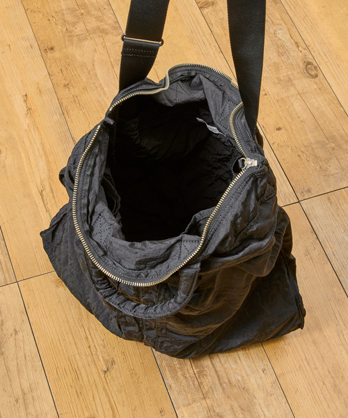 SLOW(スロウ)の「SLOW スロウ / dyed nylon-helmet shoulder bag- 製品染ナイロンショルダーバッグ 染色ナイロンヘルメットバッグ / 866S11S(ショルダーバッグ・メンズ・グレー/ブラック・FREE)」の6枚目の写真
