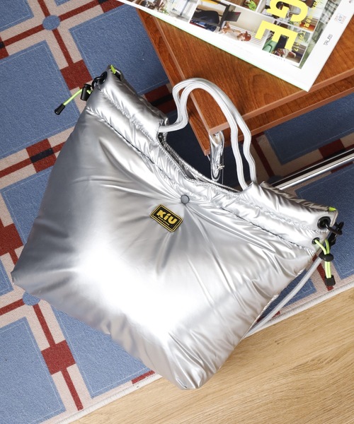 KiU(キウ)の「KiU ナイロンサテン2WAYトートBAG(トートバッグ・メンズ・ライトブルー/Black/シルバー・FREE)」の3枚目の写真