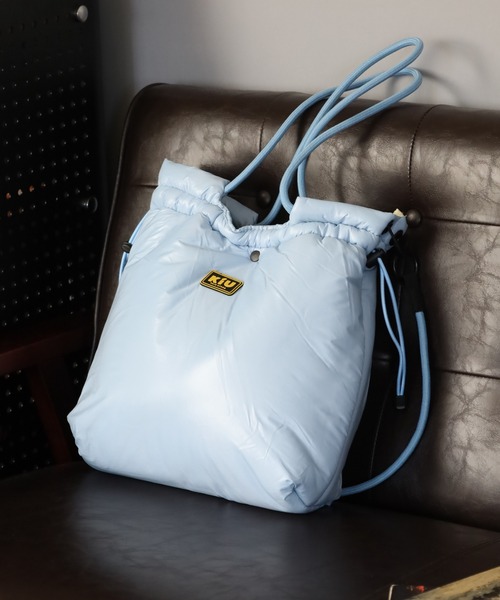 KiU(キウ)の「KiU ナイロンサテン2WAYトートBAG(トートバッグ・メンズ・ライトブルー/Black/シルバー・FREE)」の2枚目の写真