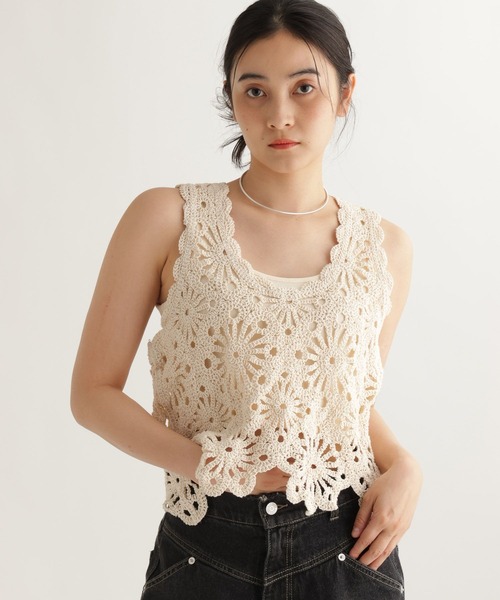 studio CLIP（スタディオクリップ）の「【daily CLIP】フラワーモチーフクロシェノースリーブ（タンクトップ・レディース・ホワイト/ブラック・FREE）」の2枚目の写真