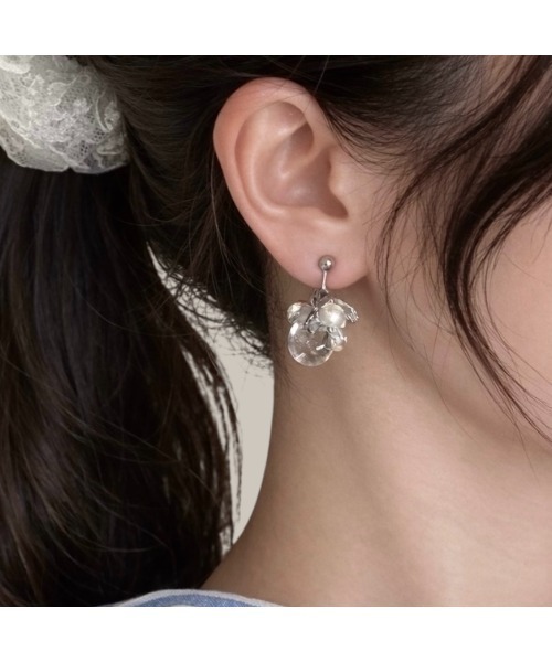 tone(トーン)の「【Agaro】No.508e アシンメトリー クリアドロップフラワーイヤリング(MA)(イヤリング・レディース・シルバー/ゴールド・FREE)」の1枚目の写真