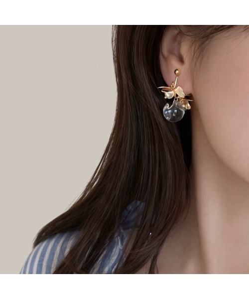 tone(トーン)の「【Agaro】No.508e アシンメトリー クリアドロップフラワーイヤリング(MA)(イヤリング・レディース・シルバー/ゴールド・FREE)」の5枚目の写真