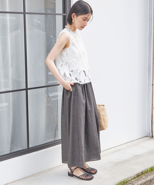 SHIPS(シップス)の「【実力派ベーシック】〈接触冷感/UVカット/吸水速乾/洗濯機可能〉SUUSUU ギャザー フレア ワイドパンツ(その他パンツ・レディース・ブラウン/ダークグレー・ONE SIZE)」の4枚目の写真
