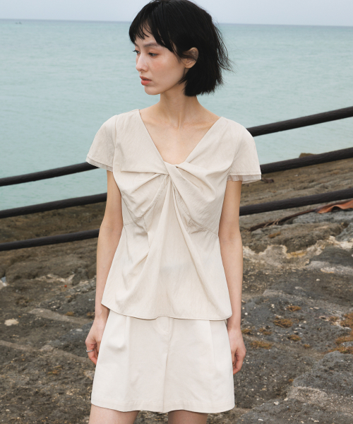 DEHEVE（デヘヴェ）の「Twist Lace Sleeve Blouse [Beige]（シャツ/ブラウス・レディース・Beige・SMALL/MEDIUM）」の2枚目の写真